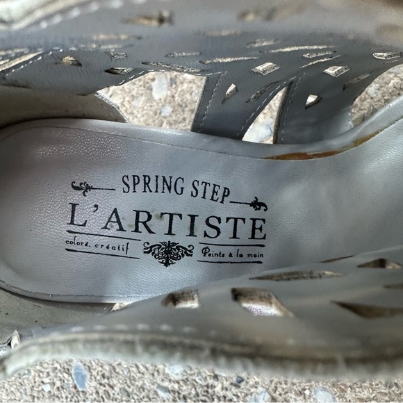 L'Artiste Amora Hand Painted Leather Peep Toe Laser Cut Blue Sandal - Picture 2 of 7